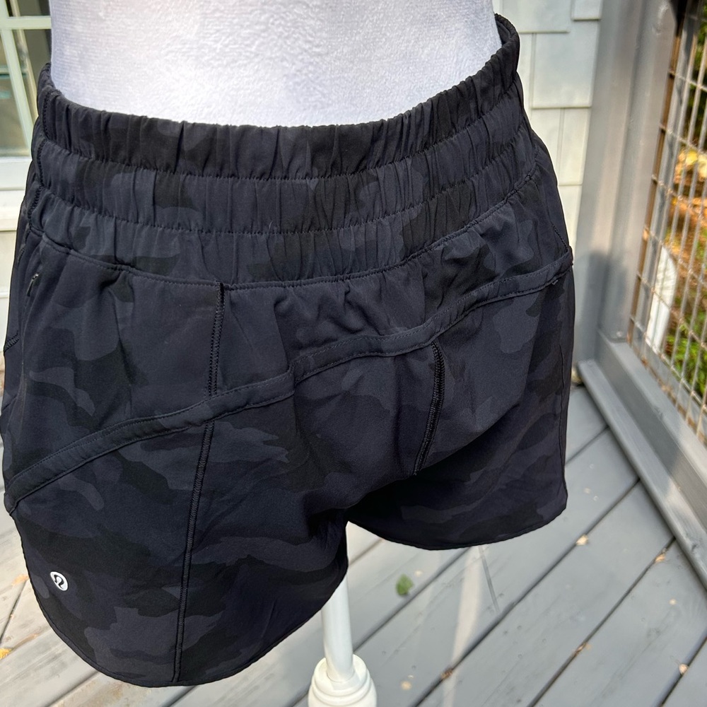 Lululemon | Women’s Hotty Hot High-Rise Shorts 4” – Black Camo, Size 6 Like New